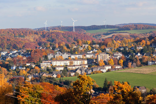 Ausblick  auf ein Dorf in Deutschland im Herbst