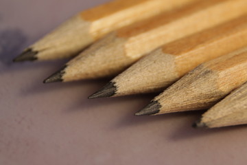 набор простых карандашей