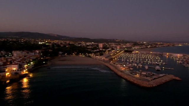 Atardecer en Roc de Sant Gaiet&agrave;, urbanizaci&oacute;n  y puerto  de Roda de Bar&aacute; en Tarragona (Catalu&ntilde;a,Espa&ntilde;a) a 1 hora de Barcelona. Video aereo con Drone