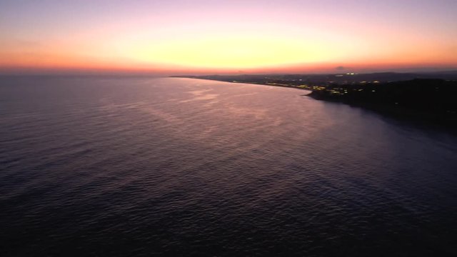 Atardecer en Roc de Sant Gaiet&agrave;, urbanizaci&oacute;n  parte de Roda de Bar&aacute; en Tarragona (Catalu&ntilde;a,Espa&ntilde;a) a 1 hora de Barcelona. Video aereo con Drone