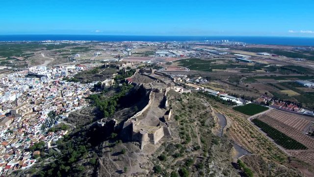 Drone en Castillo de Sagunto, ciudad de la Comunidad Valenciana, España. Video aereo con Dron