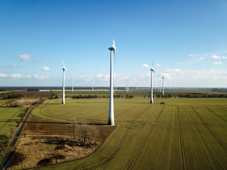 Windräder auf einem Feld 