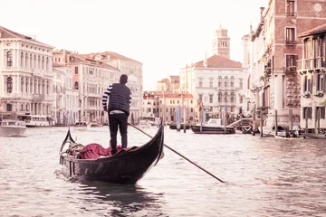 Fotobehang Gondels Man op gondel in Venetië, Italiaanse straat op water, Venetiaanse taxi op water, Symbool van Italiaans Venetië, Mooie hoekjes in Venetië, Italiaanse straat op water, Man op gondel in Venetië