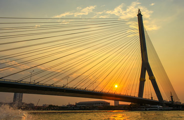 Obraz premium Bridge over Chao Phraya Light reflecting the beautiful water 