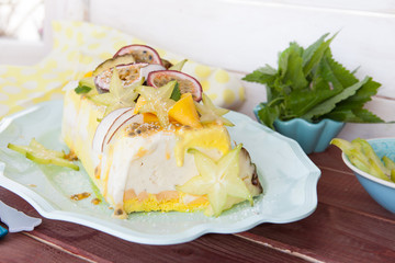 Eiscremetorte mit exotischen Fruechten