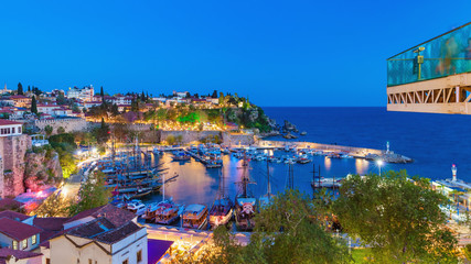 Fototapeta premium Piękny zachód słońca, marina na starym mieście w dzielnicy Kaleici, Antalya, Turcja