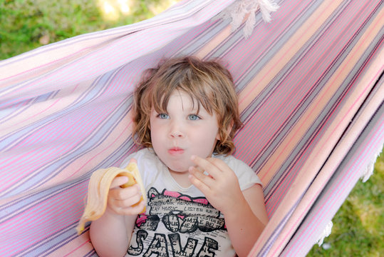 belle enfant mangeant une banane