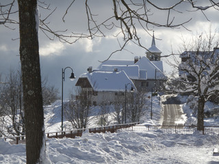 Village de montagne sous la neige