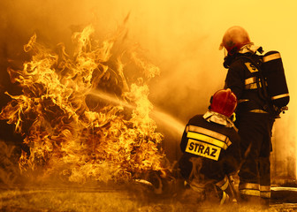 Obraz premium firefighters extinguishing a dangerous fire
