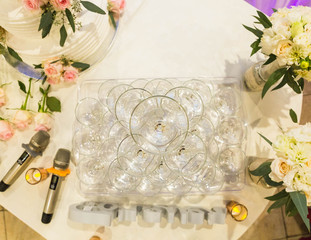wedding table with champagne glasses 