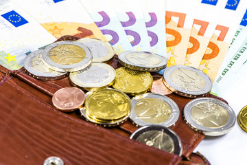 Eine Geldbörse mit Euromünzen und Euroscheinen