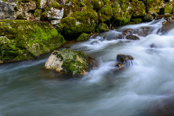 Fels umgeben von Wasser im Fluss