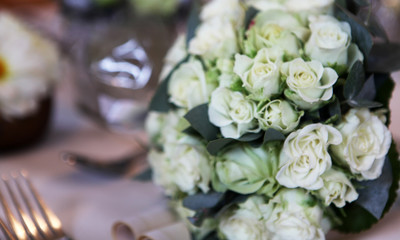 bouquet de mariée sur table de fête 