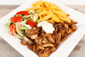 Hähnchendöner mit Pommes und Salat