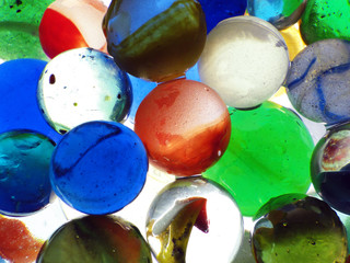 Esferas, canicas, bolitas, bolas de vidrio de colores.