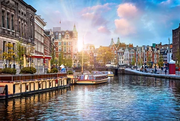 Papier Peint photo autocollant Amsterdam Le canal d& 39 Amsterdam Pays-Bas abrite le monument de la rivière Amstel