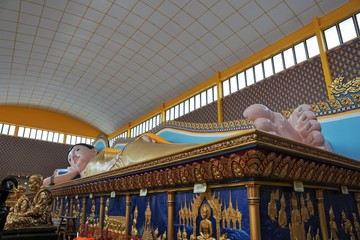 Fototapeta na wymiar Reclining Buddha Wat Chaiyamangalaram Burmese Buddhist Temple