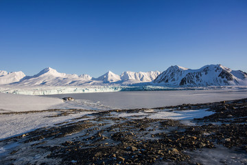 Lodowcowy krajobraz u progu wiosny © blackspeed