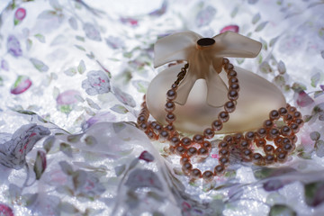 Obraz na płótnie Canvas Female perfume with pearls