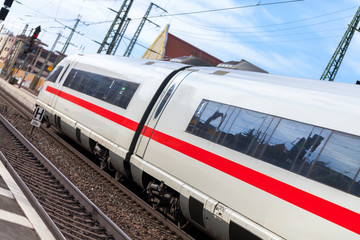 Obraz premium niemiecki pociąg mija dworzec kolejowy