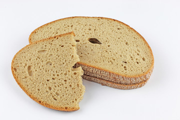 Brotscheiben auf weißem Hintergrund