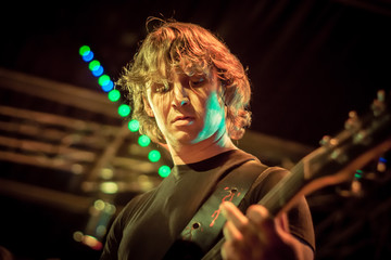 Gitarrist spielt Gitarre auf der Bühne bei einem Konzert