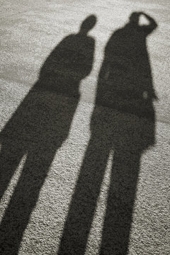 Schatten von zwei Menschen bei Sonnenuntergang