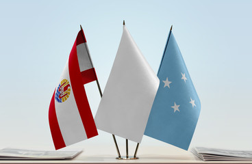 Flags of French Polynesia and Federated States of Micronesia with a white flag in the middle