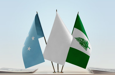 Flags of Federated States of Micronesia and Norfolk Island with a white flag in the middle