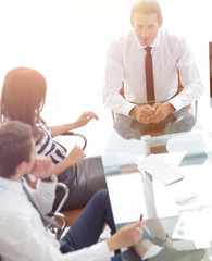 Obraz premium businessman rolls his meeting with the business team