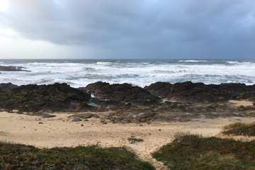 Sandstrand mit Felsen am atlantischen Ozean