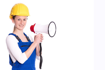 Frau in Arbeitskleidung mit Megaphon 