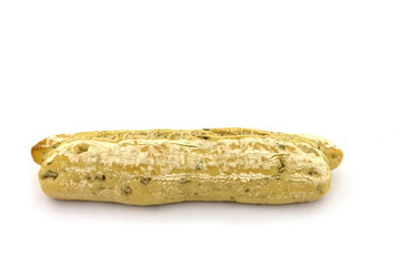 ein oliven baguette auf einem weißen hintergrund