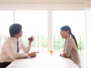 リビングで話し合う夫婦