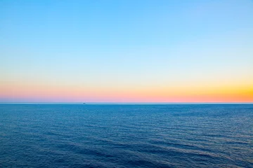 Zelfklevend Fotobehang Sea horizon and clear at sundown © Roman Sigaev