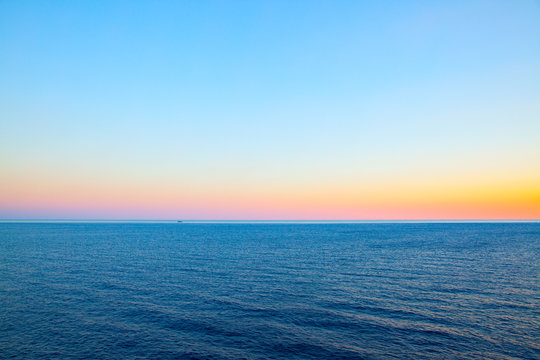 Fototapeta Sea horizon and clear at sundown