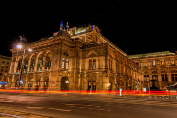 Fototapeta na wymiar Wiener Staatsoper bei Nacht