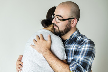 Man hugging his wife gently © Rawpixel.com