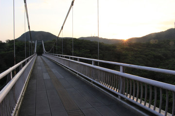 バンナ公園のセイシカ橋にて夕日が沈む