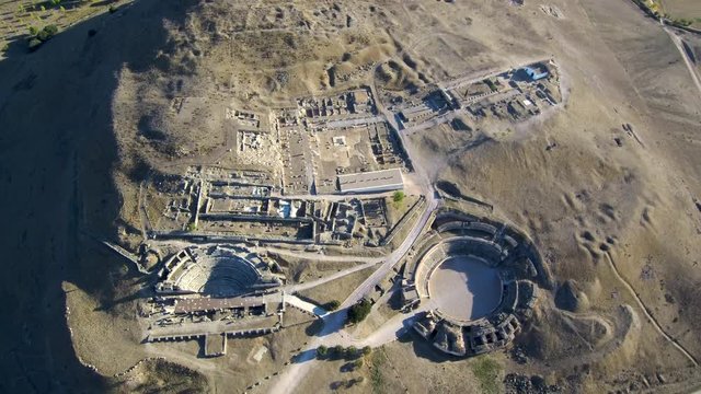 Drone en Anfiteatro y teatro romano del Parque Arqueol&oacute;gico de Seg&oacute;briga. Yacimiento romano y celta en Saelices, Cuenca (Castilla la Mancha,Espa&ntilde;a) Video aereo con Dron