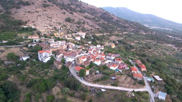 Drone en Segura de Toro, pueblo veton español de la provincia de Cáceres, Extremadura (España) Video aereo con Dron