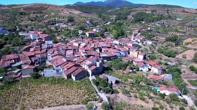 Drone en Sotoserrano, localidad española de la provincia de Salamanca, en la comunidad autónoma de Castilla y León (España). Video aereo con Dron
