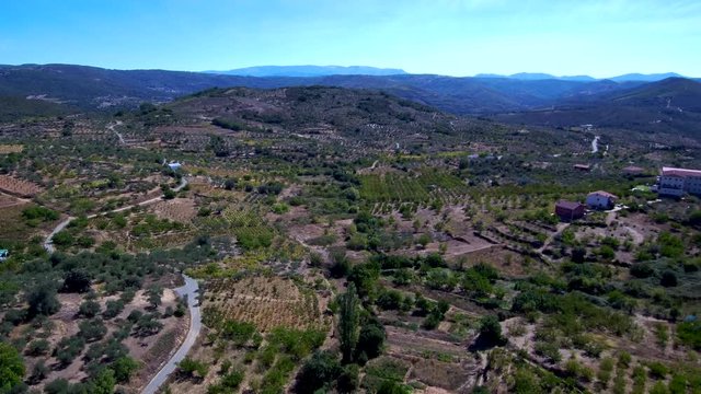 Drone en campos de Sotoserrano, localidad española de la provincia de Salamanca, en la comunidad autónoma de Castilla y León (España). Video aereo con Dron