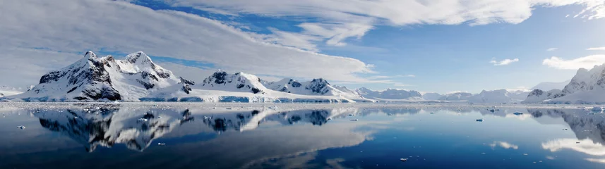Badezimmer Foto Rückwand Eisbergreflexionen auf ruhigem Wasser in der Paradise Bay der Antarktis. © Christopher