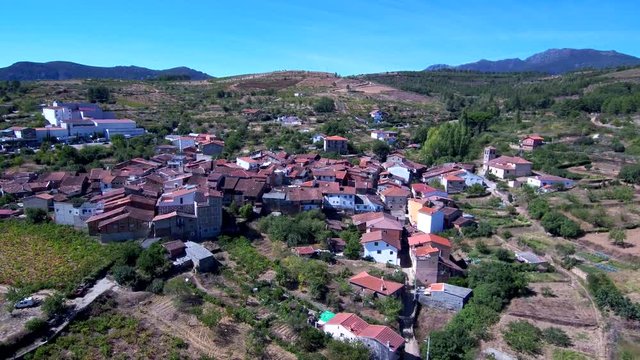Drone en Sotoserrano, localidad española de la provincia de Salamanca, en la comunidad autónoma de Castilla y León (España). Video aereo con Dron