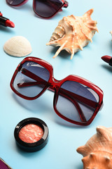 Obraz premium Modern fashionable sunglasses and starfish with shell for background