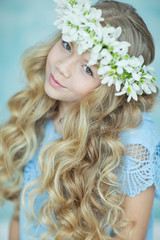 Naklejka premium Fashionable girl with a wreath of flowers 