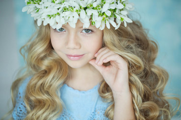 Naklejka premium Fashionable girl with a wreath of flowers 