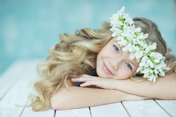 Obraz na płótnie Canvas Fashionable girl with a wreath of flowers 