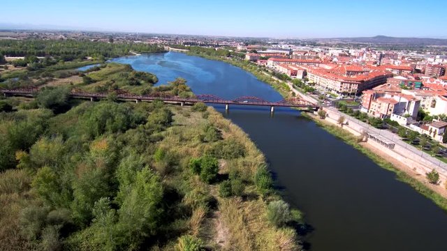 Drone en  rio de Talavera de la Reina  ciudad de España, en la provincia de Toledo, comunidad autónoma de Castilla La Mancha. Video aereo con Dron